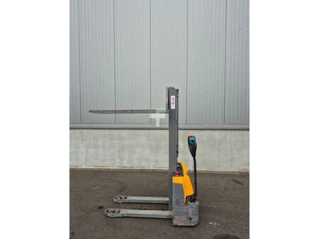 Závěsné vysokozdvižné vozíky 2018  Jungheinrich Ejc m10 (4)