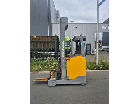 Chariots pour allées étroites 2020  Jungheinrich etv214 (2)