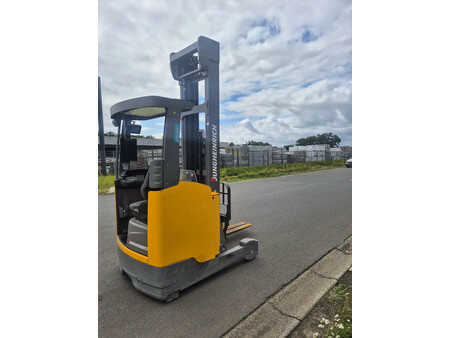 Chariots pour allées étroites 2020  Jungheinrich etv214 (6)