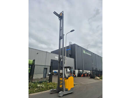 Chariots pour allées étroites 2020  Jungheinrich etv214 (9)