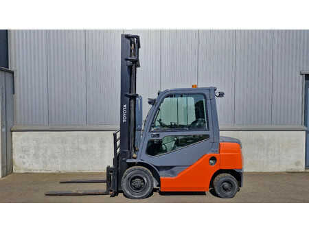 Chariots élévateurs diesel 2017  Toyota 2.5 06-8FD25F (2)
