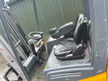 Carrelli elettrici 3 ruote 2015  Jungheinrich EFG216 (8)