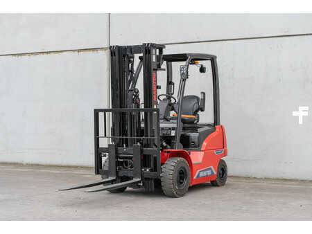 Chariots électriques à 4 roues 2024  Manitou ME 425 (1)