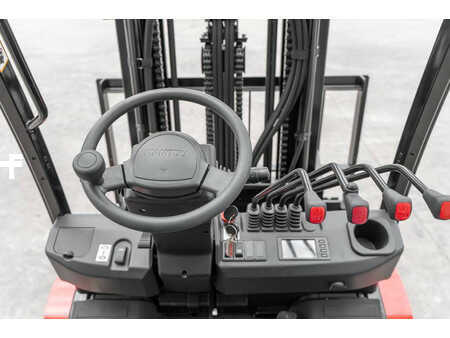 Chariots électriques à 4 roues 2024  Manitou ME 425 (13)