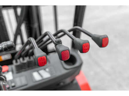 Chariots électriques à 4 roues 2024  Manitou ME 425 (14)