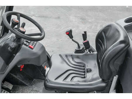 Carrelli elevatori diesel 2020  Manitou MC 25-4 D (10)