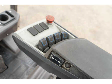 Chariots électriques à 4 roues 2023  Manitou ME 435 (18)