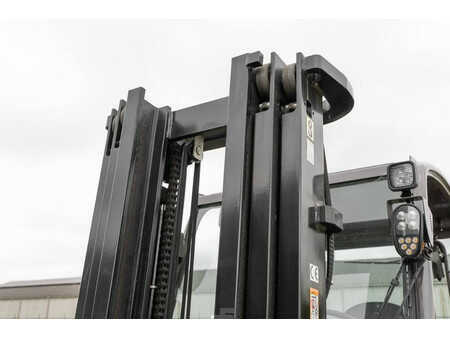 Chariots électriques à 4 roues 2024  Manitou ME 450 (10)