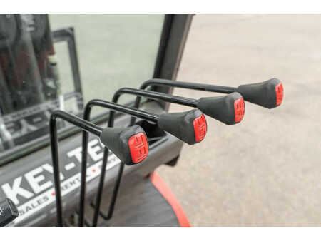 Chariots électriques à 4 roues 2024  Manitou ME 450 (19)