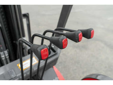 Chariots électriques à 4 roues 2023  Manitou ME 435 (17)