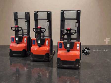 Pallet Stackers 2015  Toyota 3 x SWE 140 L (1)