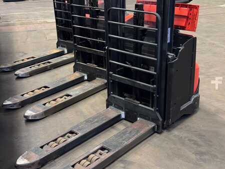 Pallet Stackers 2015  Toyota 3 x SWE 140 L (2)