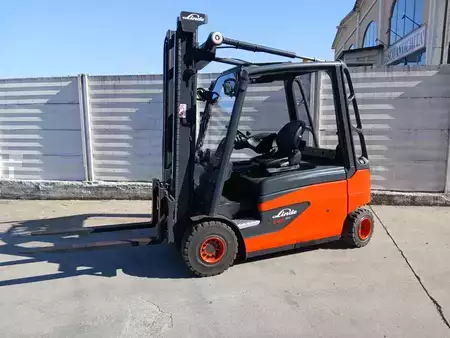 Carrelli elettrici 4 ruote 2011  Linde E25 (1)