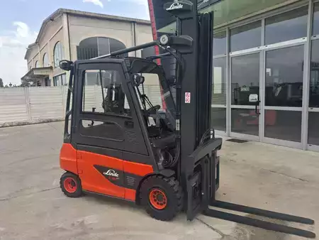 Carrelli elettrici 4 ruote 2016  Linde E30 (2)