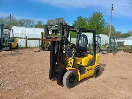 Konttitrukit 2015  Hyundai 25D-7E (1)