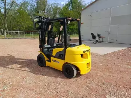 Konttitrukit 2015  Hyundai 25D-7E (2)
