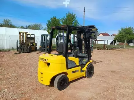Konttitrukit 2015  Hyundai 25D-7E (4)
