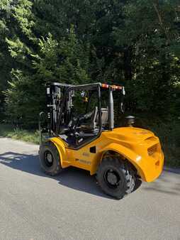 Carretilla elevadora diésel 2025  UN Forklift 3.5T Rough Terrain (3)