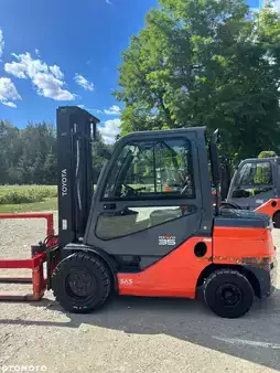 Carrelli elevatori diesel 2022  Toyota 8FDJF35 CABINA SIDE SHIFT ; DIESEL WITHOUT/NO DPF EXPORT (2)