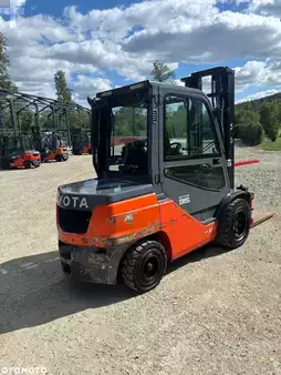 Carrelli elevatori diesel 2022  Toyota 8FDJF35 CABINA SIDE SHIFT ; DIESEL WITHOUT/NO DPF EXPORT (3)