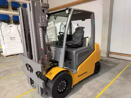 Carrelli elettrici 4 ruote 2020  Jungheinrich EFG 540 (1)