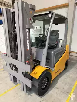 Carrelli elettrici 4 ruote 2020  Jungheinrich EFG 540 (3)