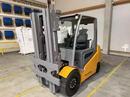 Carrelli elettrici 4 ruote 2024  Jungheinrich EFG 540 (1)