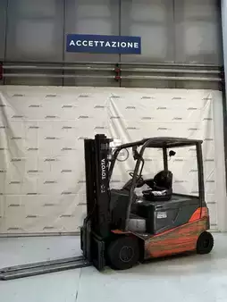 Carrelli elettrici 4 ruote 2013  Toyota 8FBMT25 (1)