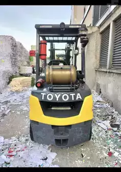 Gázüzemű targoncák 2022  Toyota 06-8FGJ35F (1)