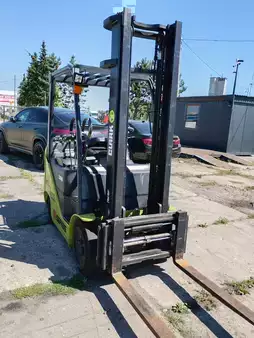 Empilhador a gás 2022  Clark S20CL (1)