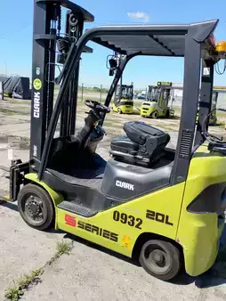Empilhador a gás 2022  Clark S20CL (2)