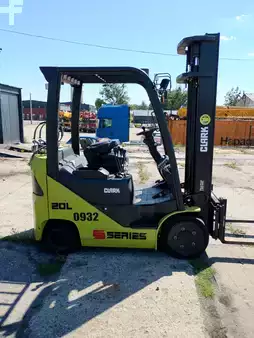 Empilhador a gás 2022  Clark S20CL (3)
