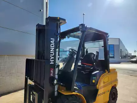 Gerbeurs à conducteur porté debout 2025  Hyundai 30DE-9V (2)