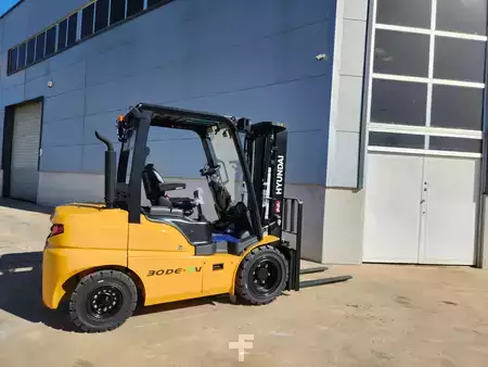 Gerbeurs à conducteur porté debout 2025  Hyundai 30DE-9V (3)