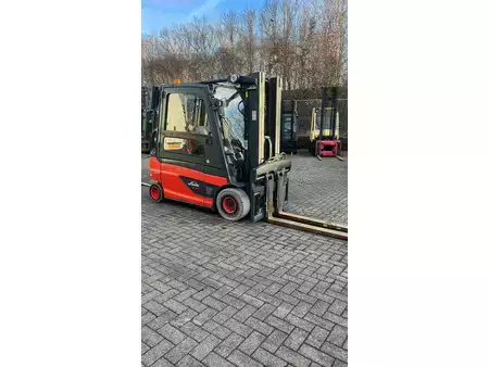 Elektromos 4 kerekű 2018  Linde E30L 2018 Triplex Freelift Fork positioner (1)