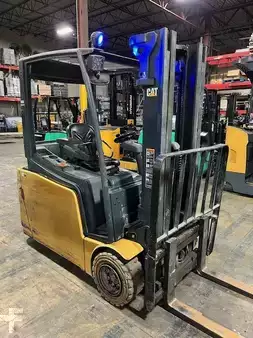 Chariots électriques à 4 roues 2015  CAT Lift Trucks 2ET3500 (2)