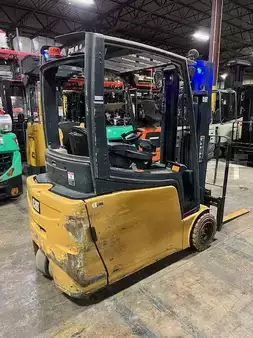 Chariots électriques à 4 roues 2015  CAT Lift Trucks 2ET3500 (3)