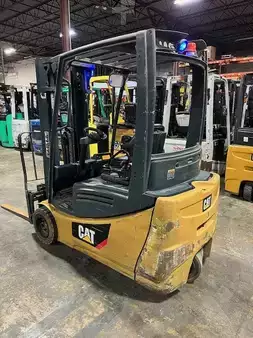 Chariots électriques à 4 roues 2015  CAT Lift Trucks 2ET3500 (4)