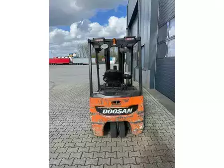 Eléctrico - 3 rodas 2015  Doosan B18 T7 triplexmast, ss electrisch, BATTERY NOT CHARGING (11)