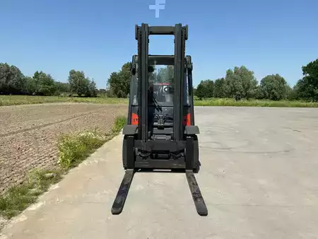 LPG heftrucks 2015  Linde H40 EVO (2)