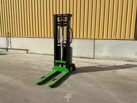 Hochhubwagen 2013  Falconlift Idol 1530 (1)