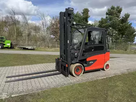 Elektromos 4 kerekű 2017  Linde E50HL-01 (1)