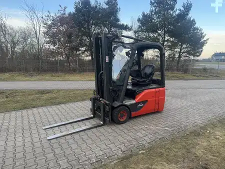 3-wiel elektrische heftrucks 2014  Linde E16-02 Triplex (1)