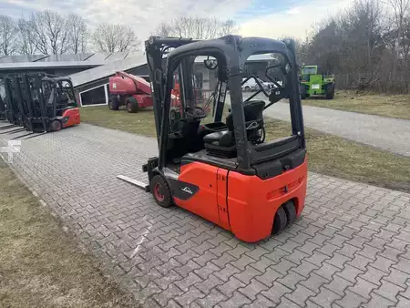 3-wiel elektrische heftrucks 2014  Linde E16-02 Triplex (2)