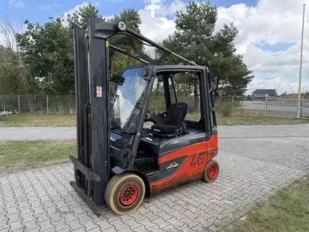 Elektryczne 4-kołowe 2015  Linde E25L-01 (1)