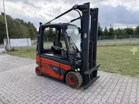 Elektryczne 4-kołowe 2015  Linde E25L-01 (4)