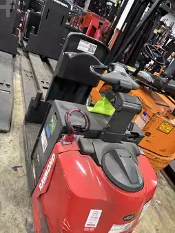 Electric Pallet Jacks 2016  Raymond 851-FRC80L (1)