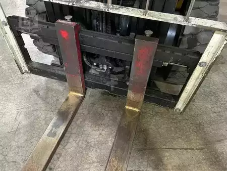 Propane Forklifts - Yale GLP050MX (7)