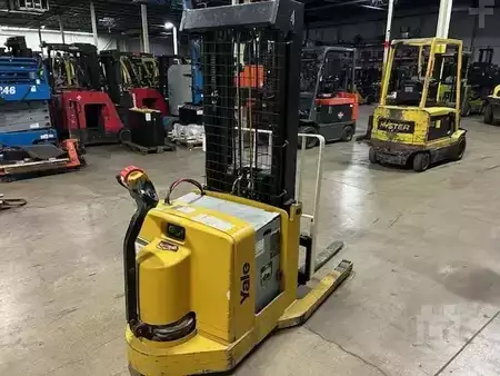 Pallet Stackers 2013  Yale MRW030LE (4)