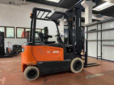 Eléctrico - 4 rodas 2016  Doosan B25X-7 (1)